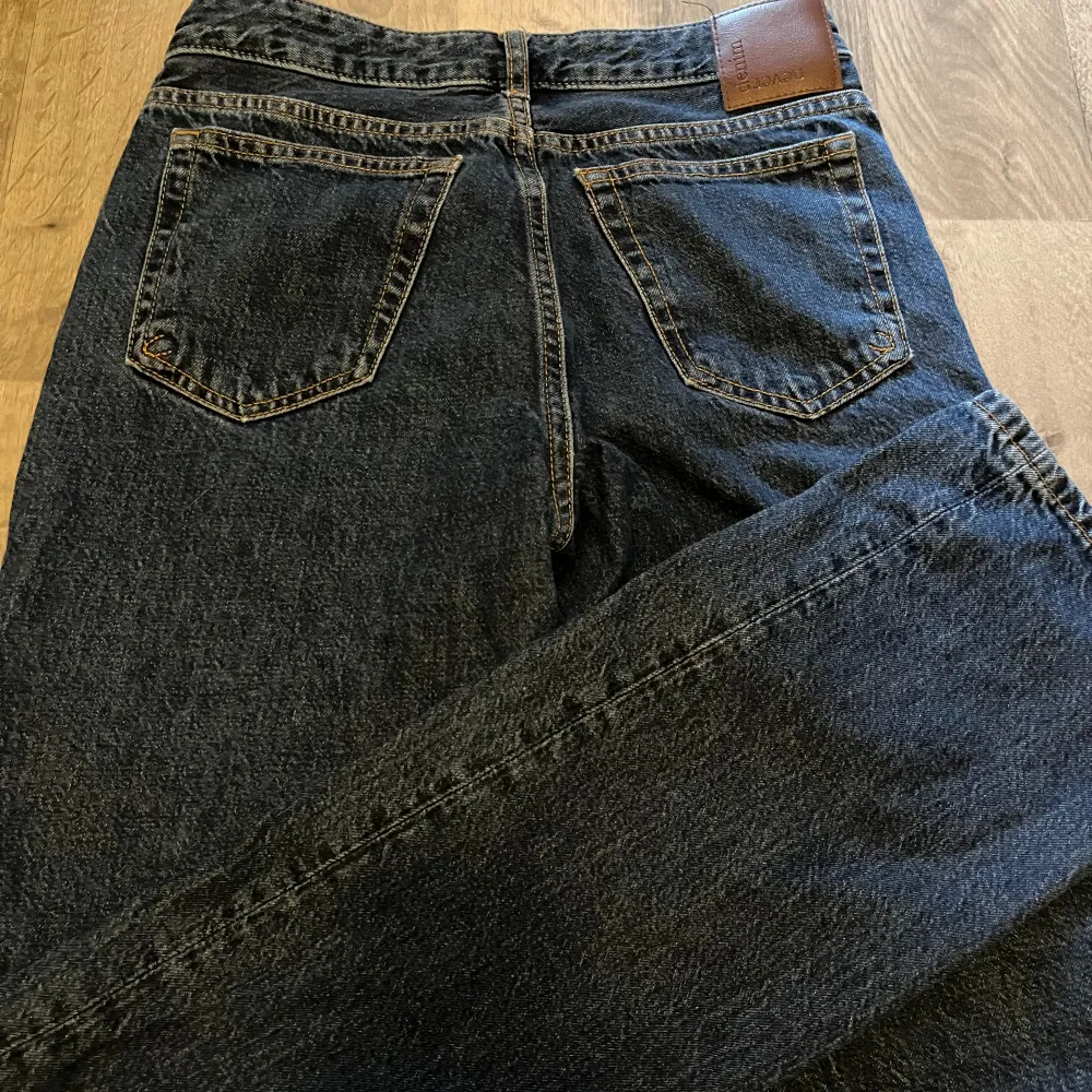 350kr +frakt 80kr  Mörkblåa jeans från bikbok  Använda mycket men väldigt sparsamt och inga defekter. Kommer inte till användning längre därför jag säljer. W25 L32 Passar perfekt i längden jag är 168cm. Jeans & Byxor.