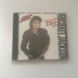 Michael Jackson BAD - Michael Jackson Cd som jag köpte sommaren 2022 på marknad i Italien. Köpt för ca 200 kr och säljer nu den inte kommer till användning. Pris kan absolut diskuteras och skriv om ni har frågor💕