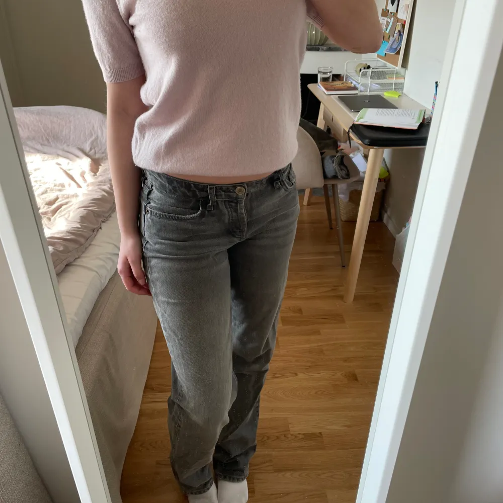 Eftertraktade gråa low waist Zara jeans i bra skick!💕. Jeans & Byxor.