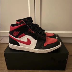 Jordan 1 - Säljer ett par Jordan 1 mid storlek 44.5 i bra skick, om du har några frågor kom pm