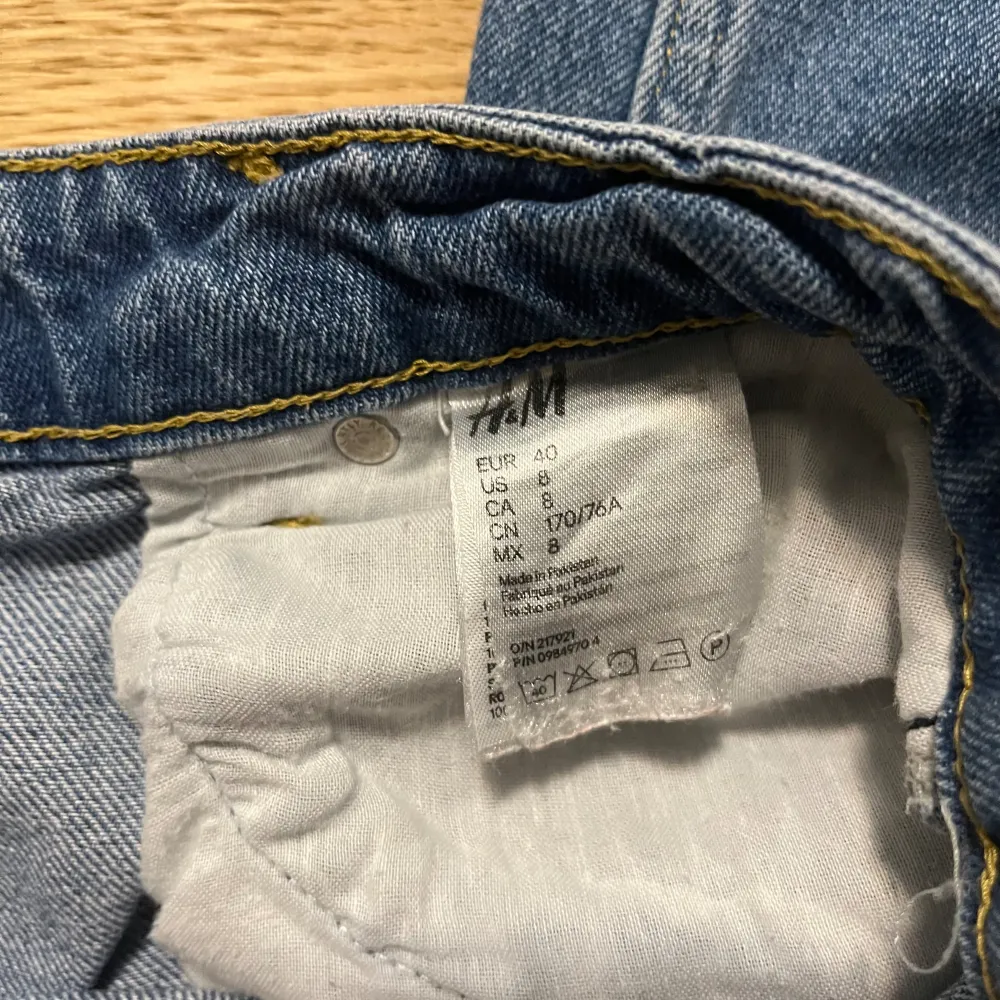 Blå baggy jeans som är använd några gånger säljer pga att de har blivit för små. De har ett litet hål som är typ omöjligt att se på byxbenet längst ner.. Jeans & Byxor.
