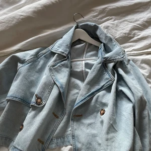 Jeans jacka  - Skit snygg nya kollektionen i jeans jacka från Gina tricot älskar den men säljer den nu för har jätte många jackor och den kommer inte till andväfning 