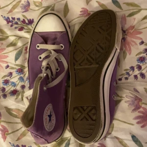 Converse skor - Säljer nu ett par jättecoola lila converse skor! Hör av dig vid frågor💕