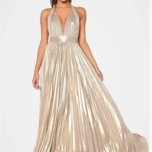 En metallic/guldig balklänning som endast är testad! Säljer då jag tog en annan storlek! Sååå fin, inte för mycket men inte för enkel heller! Perfekt till balen, slutsåld på hemsidan!!