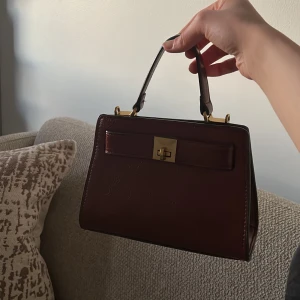 Väska  - Säljer denna eftersom att den inte kommer till användning. Superbra skick, köpt från mango för 750. 