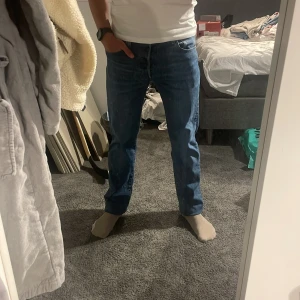 Levis jeans - Snygga Levis 501 or i storleken 30/32, Lätt använda och har inga defekter. Säljer pågrund utav att de inte längre används. Vid eventuella frågor tveka inte på att kontakta mig!