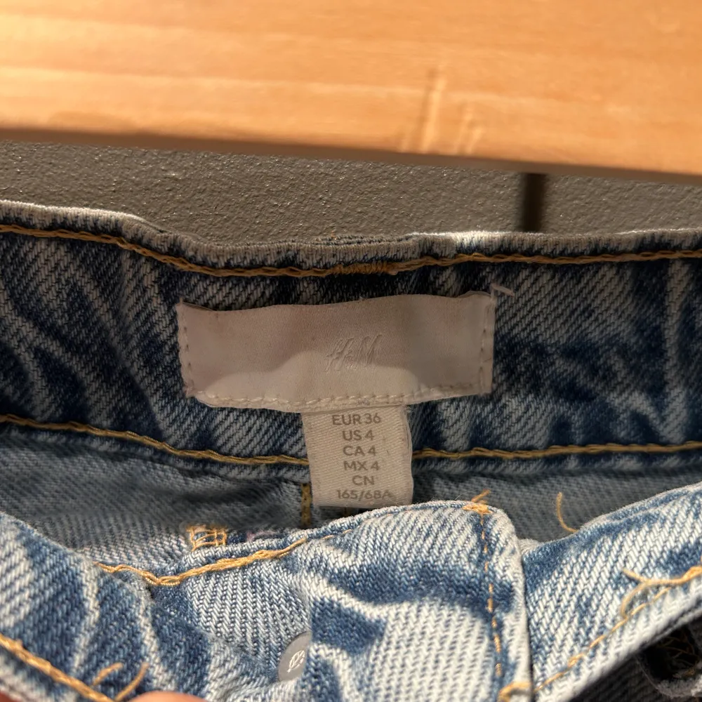 Snyggt slitna jeansshorts. Stl 36 från HM. Shorts.