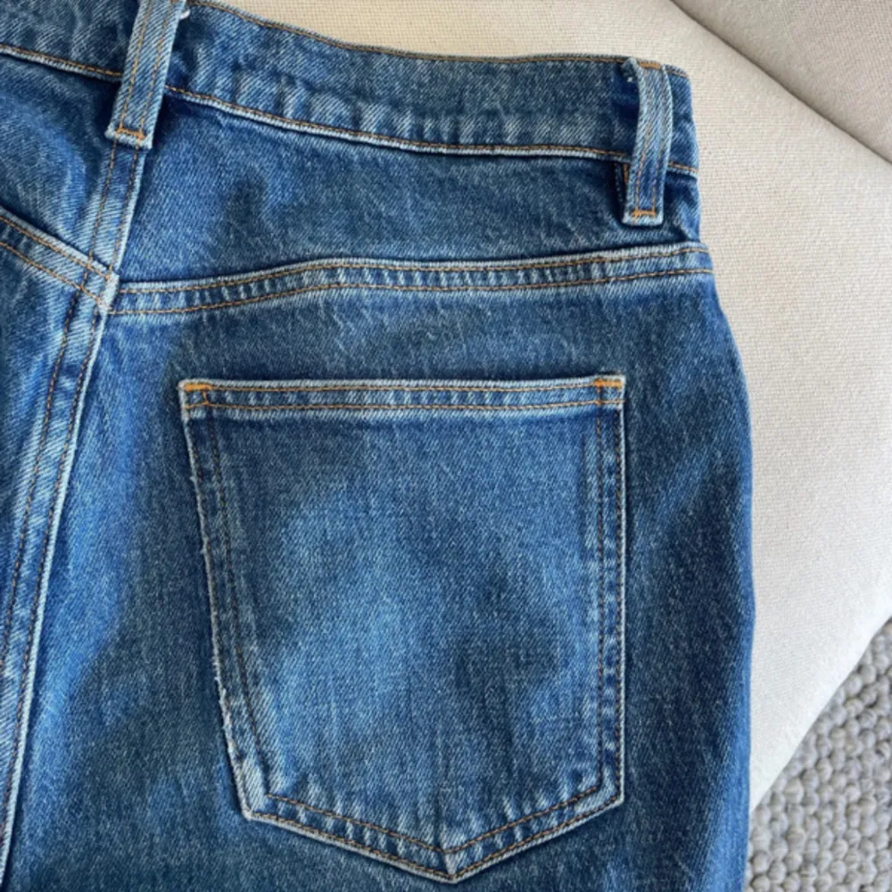 Cropped jeans från arket i stl 27, mörkblå tvätt . Jeans & Byxor.