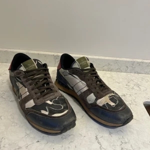 Valentino rockrunners - Hej, dessa fina rockrunners har används ca 5 månader och är i ett använd skick med lite repor här o där som ni ser på bilderna. Ändas skor ingår.