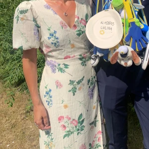 Sommarklänning  - Säljer denna klänning från Gina, köpt förra sommaren, använd 1 gång💕