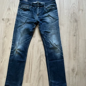 Calvin clein  - Använder inte längre  Helt okej skick  Köpta här på plick gör ett tag sen  (Inte 100 säker på storleken står inte på brallorna men skulle tror att det är rätt har själv 30-32 och dom är bara lite lite förstora men passar ändå om man har bälte)