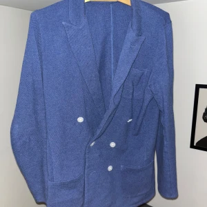 John Henric stickad kavaj - Perfekt nu till sommarkvällarna bra skick och riktigt skön 