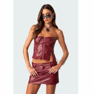 Sam Faux Leather Zip Corset - Säljer denna snygga topp från Edikted❤️❤️❤️ helt oanvänd då den är för liten för mig😔💝 LÅNADE BILDER