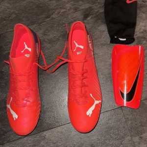 Fotbollsskor puma ultra - Helt nya puma ultra strl 45 aldrig använt. Benskydden med på köpet. Nypris runt 2000.