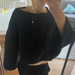 Stickad tröja - Säljer min jättefina stickade tröja från Gina tricot. Finns inte längre på hemsidan. Nyskick🩷