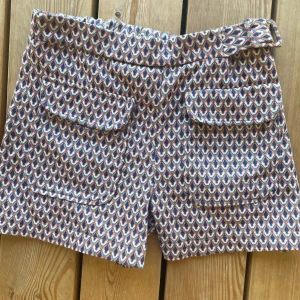 mönstrade shorts  - skitsnygga mönstrade shorts med framfickor! jättefina till en middag!