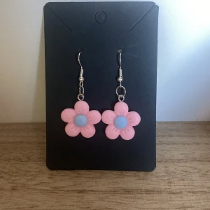 Örhängen  - Vackra örhängen med rosa blommor 🌸 