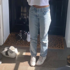 Blåa jeans - Fina jeans som sitter snyggt och är långa på mig som är 173
