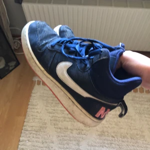 Nike skor - Höga nike skor i ett okej skick. Strl 38.