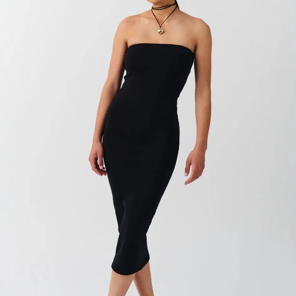 Två superfina klänningar med en silikonkant (som behöver en strykning) från Gina tricot, köpt för 300kr styck   200 styck inräknad frakt (PostNord spårbart)💕. Klänningar.