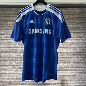 Chelsea 2011/2012 hemma tröja!! Jätte bra skick finns några små slitage men annars så bra. Skriv till mig vid funderingar eller mer bilder 😁🤩💯
