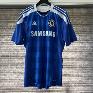 Chelsea 2011/2012 - Chelsea 2011/2012 hemma tröja!! Jätte bra skick finns några små slitage men annars så bra. Skriv till mig vid funderingar eller mer bilder 😁🤩💯