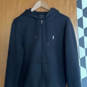 Polo Ralph lauren zip hoodie - Säljer nu min svarta Ralp lauren hoodie då jag tröttnat på den den är varsamt använd inga konstigheter, den är skick 9/10 och den är inte solblekt ny priset på tröjan är 2195kr. Riktigt fräsch stilren hoodie!  Pris kan diskuteras 