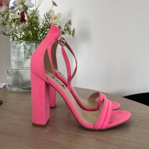 Rosa klackar - Superfina rosa klackar från Shein, strl 40. Använda 1 gång.  Klackhöjd: 11,5 cm  Färgen blir tyvärr lite off på Plick tycker jag 💕 