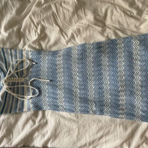 Tub klänning - Randig tub klänning från berskha. Aldrig använd, utan bara hängt i garderoben. 