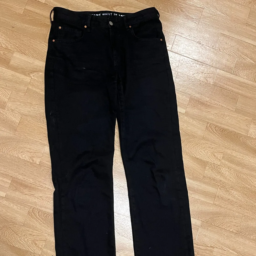 Svarta jeans från bikbok i modellen ”low straight”. Storlek W28 L32 vilket motsvarar cirka S/M. Bra skick. Säljer likadana i blå så kolla in min profil. Pris går att diskutera, kontakta mig för mer info! 🤗💓. Jeans & Byxor.