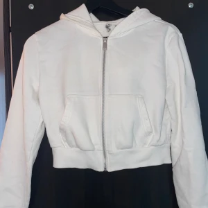 Cropped hoodie  - Hoodie från H&M storlek M, men är liten så suttit bra på mig som är XS 