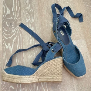 Kilklackar  - Helt oanvända kilklackar från zara i denim färg. Perfekt att ha nu i sommar. 