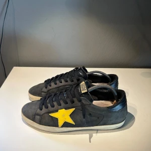 Golden goose - Tjena! Säljer nu ett par schyssta Golden goose skor för 2699kr! Priset är diskuterbart🔥 8/10 skick och KVITTO FINNS!✅ hör av dig om du vill ha fler bilder osv!😃