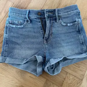 Säljer dessa shorts från Hollister då det blivit för små. De passar storlekarna XS o S. Hör gärna av er för mer info. Kan mötas upp💞