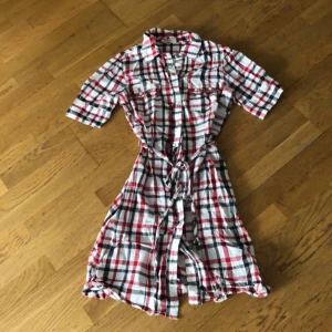 Snygg skjortklänning stl xs - Supersnygg skjortklänning, med fina tryckknappar och skärp. Skön och snygg passform. För liten för mig . Fint skick. Köpt på JC.