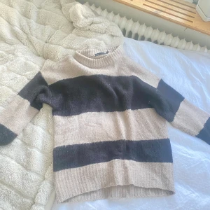 Stickad tröja  - Randig stickad tröja från lager 157