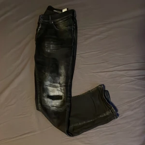 Dondup jeans  - Tjena säljer nu ett par rikigt feta dondup jeans! Säljer dom pga av dom var för stora, skicket är nästintill nyskick då det var ett hål i dom som laggades oss en skräddare så det är inget som syns därav priset, Hör gärna om ni har mer frågor! 😃