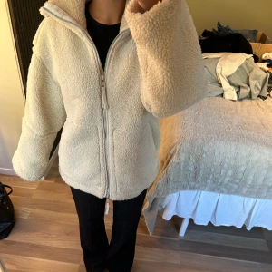 Teddyjacka - Jättefin teddyjacka från h&m. Bra skick, dock lite sminkfläckar (se sista bilden)🩷