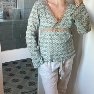 Blus - Gulligaste långärmade blusen, vintage Indiska! Den är ljust turkos med ljusrosa kanter. Otroligt fin💞 