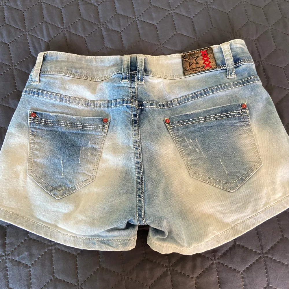 Helt nya shorts!  Använda 4 gånger❤️  Dom är från lexxury märket, köpta på new yorker🎈 Ljusblåa jeanshorts!  Stl XS/34 . Shorts.
