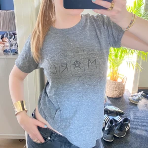 Cool t-shirt - Cool t shirt från Marc Jacobs! Jättefin och knappt använd! 🖤
