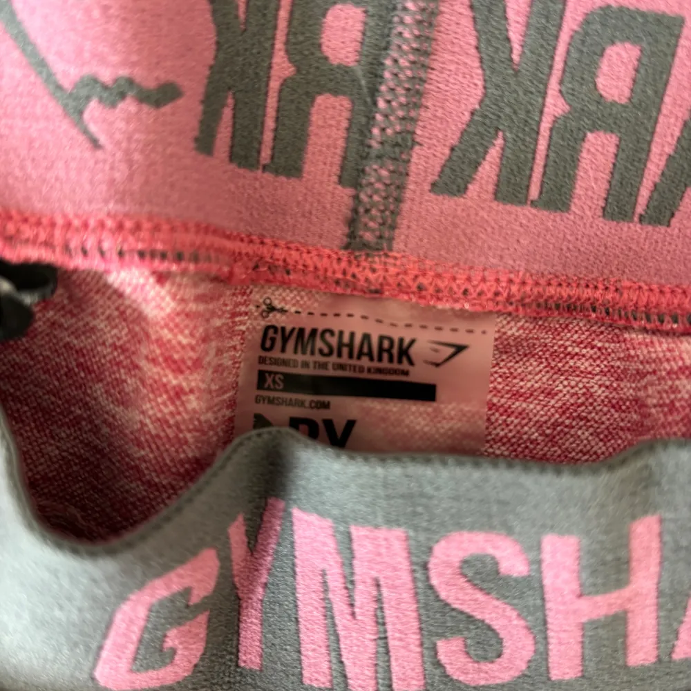 Croppad träningstopp och byxor i rosa från Gymshark. Storlek XS på båda delarna. Normala i storleken.  Aldrig använd, med prislappar kvar. 400kr för båda två. Säljer även i gråfärg.. Sport & träning.