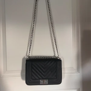 Handväska  - Säljer nu min väska från ur o penn, sliten vid öppningen av väskan men funkar jätte bra!  Ordinarie pris är 250 men säljer den för 100! Pris kan diskuteras! 💕