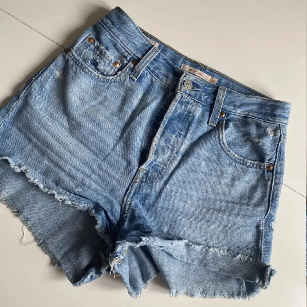 Priset kan diskuteras💕 Ett par jätte snygga Levis jeans shorts som är för små för mig, dom sitter som en xs eller s💕. Shorts.