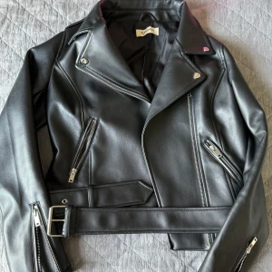 Skinnjacka  - Superfin skinnjacka som blivit för liten för mig 