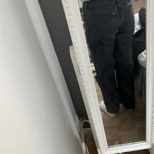 Ett par jeans i svart - Väldigt bra skick, storlek är 164 och är bra matrial