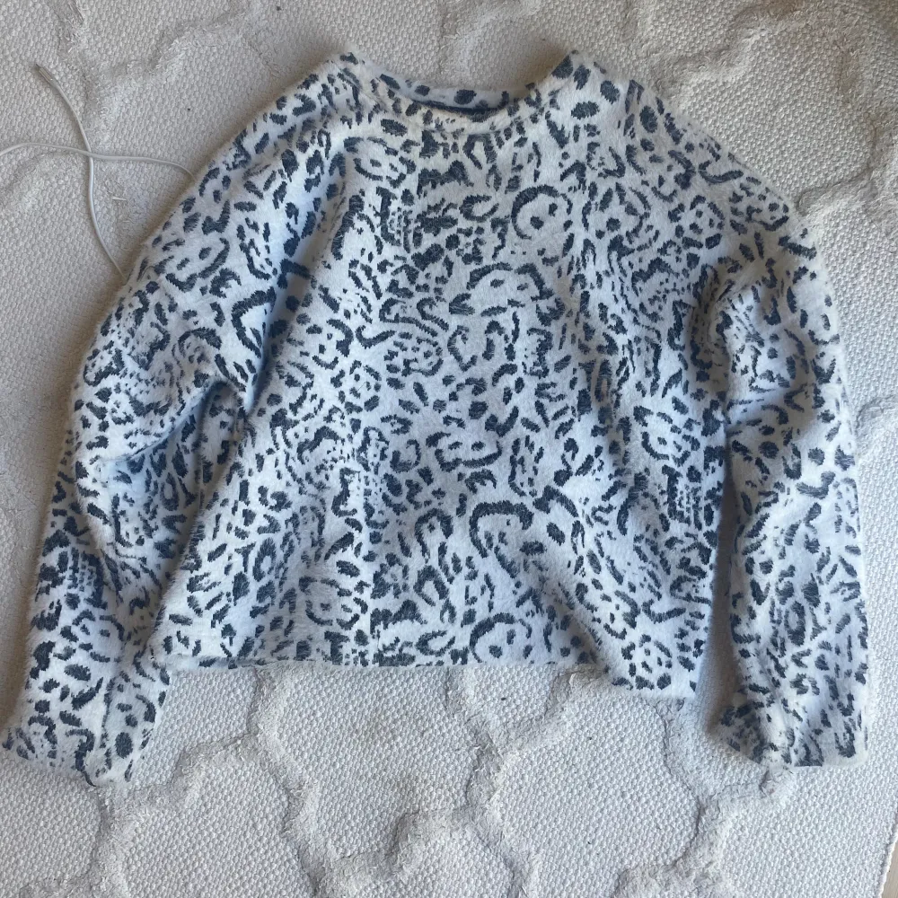 Säljer denna jätte fina leopard stickade tröja från hm❣️❣️. Stickat.