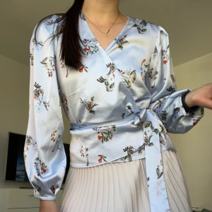 Omlottblus blommig  - Jättefin blommig omlottblus från Twist and Tango💐 Säljes eftersom den inte kommer till användning hemma i garderoben. 