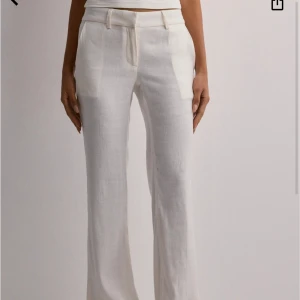 Skitsnygga linnebyxor!!!! - Jag glömde lämna tillbaka dessa linnebyxor som tyvärr var lite för små för mig… De har prislappen kvar och har aldrig använts! Om du har samma byxor i en större storlek och vill byta går det jättebra!💕  Nypris är 499kr. Pris går att diskuteras! 