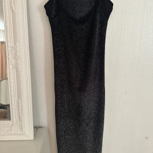 Klänning - Jätte fin klänning, aldrig använt då den var för liten på mig